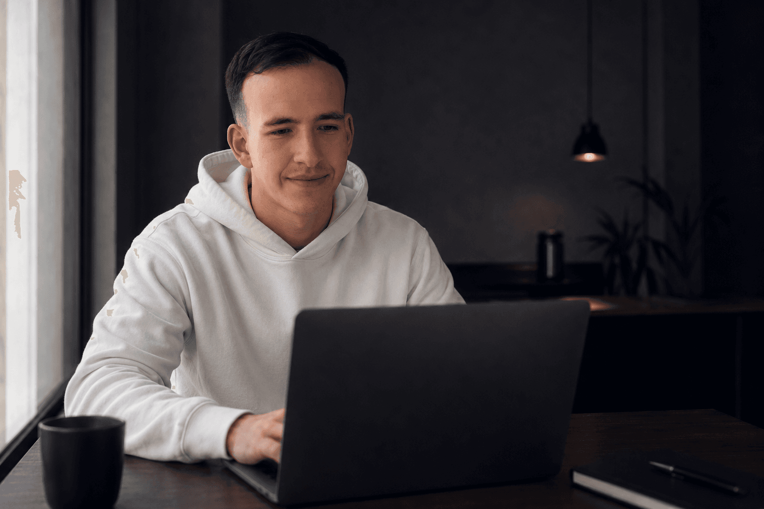 Jorgo Gounaris bei der Arbeit am Laptop