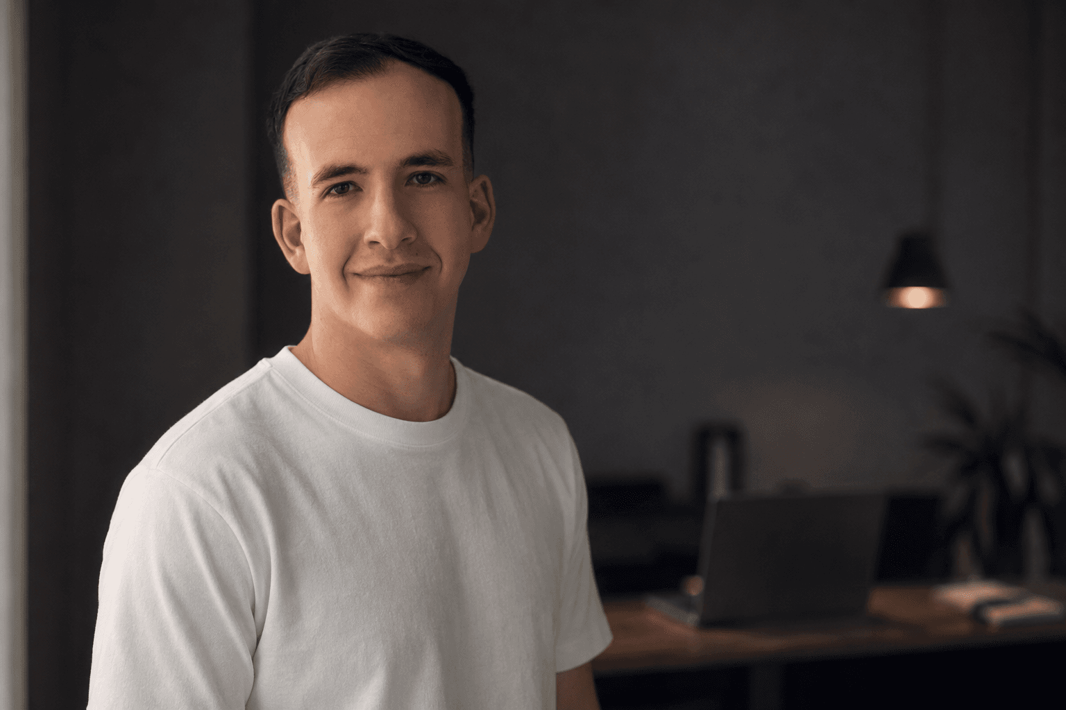 Jorgo Gounaris, Gründer von convert2impress, an seinem Arbeitsplatz
